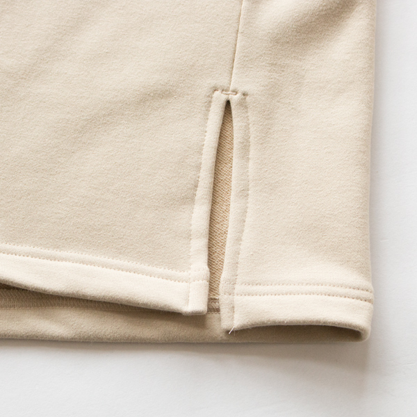 両端のスリットと伸縮性のある生地で動きやすさ抜群です