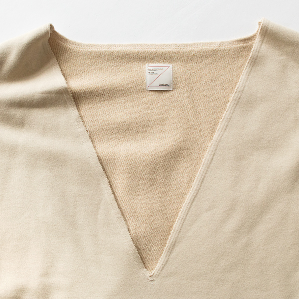 深めのVネックは裁ち切りにステッチ仕様