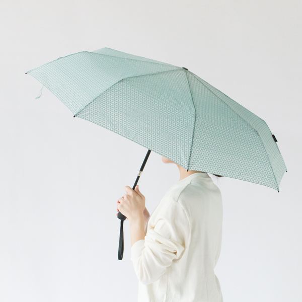 雨上がりの優しい空色の折りたたみ傘です