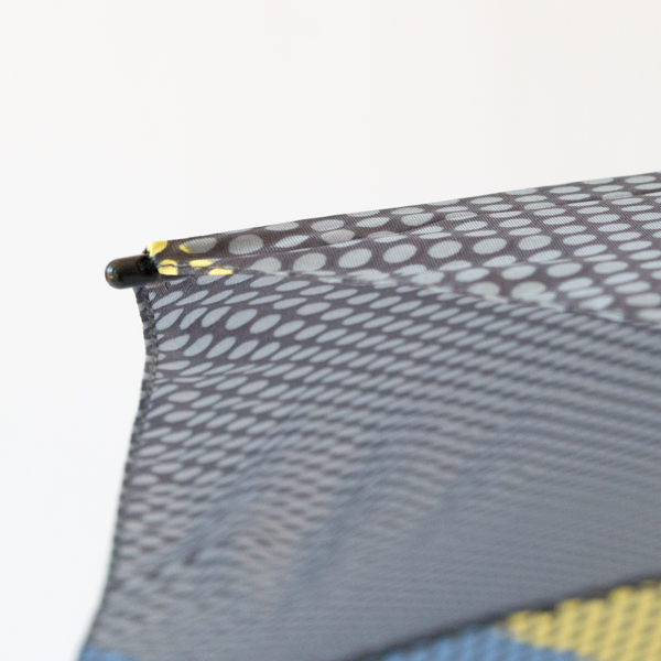 ドット柄で表現されたスポーティなデザイン