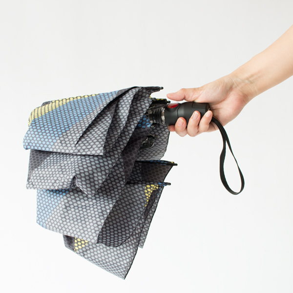 押し戻すのを途中で止め手を離しても、不意に飛び出すことのない安全構造