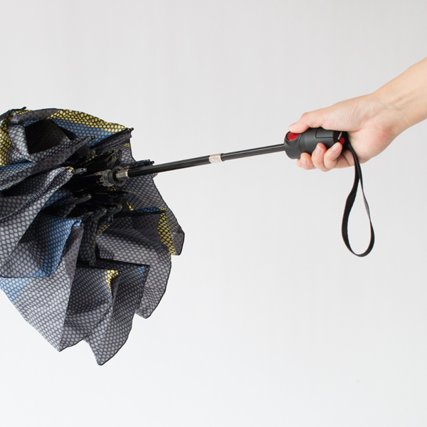 ワンタッチで傘が閉じます