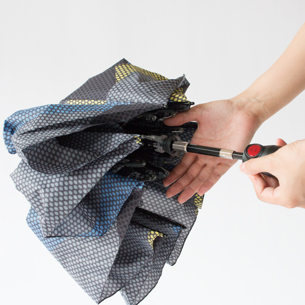 押し戻すのを途中で止め手を離しても、不意に飛び出すことのない安全構造