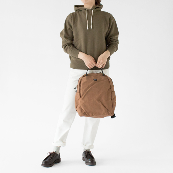 ベーシックかつ絶妙な色合い(KHAKI・身長162cm)