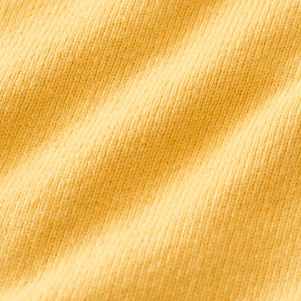 硬さとカシミヤの柔らかさが混ざった、不思議で心地よい肌触り(YELLOW)