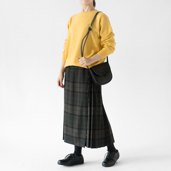直線的なシルエットがヴィンテージスウェットのようなデザイン(YELLOW、身長162cm)