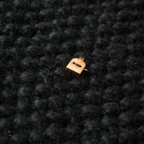 ぽつぽつと立体的に仕上げた鹿の子編み(BLACKBLACK)