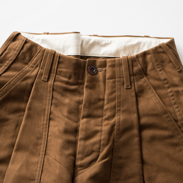 オーバーサイズのパンツを小さくリメイクしたような遊び心ある見た目(BROWN) オーバーサイズのパンツを小さくリメイクしたような遊び心ある見た目(BROWN)