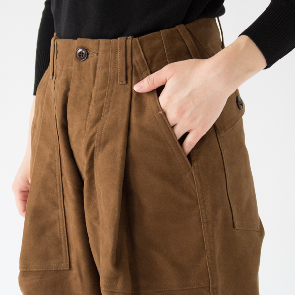 大きめのポケットがデザインのアクセントに(BROWN) 大きめのポケットがデザインのアクセントに(BROWN)