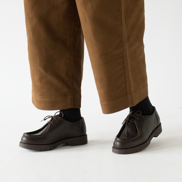 トレンチコートや革靴などの綺麗めな印象のアイテムを合わせても様になります(BROWN) トレンチコートや革靴などの綺麗めな印象のアイテムを合わせても様になります(BROWN)