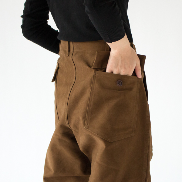 後ろのポケットはフラップ付き(BROWN) 後ろのポケットはフラップ付き(BROWN)