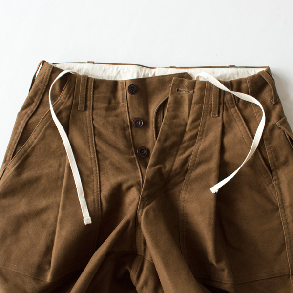 腰裏にはスピンドルコードが通っています(BROWN) 腰裏にはスピンドルコードが通っています(BROWN)