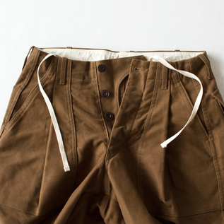 腰裏にはスピンドルコードが通っています(BROWN) 腰裏にはスピンドルコードが通っています(BROWN)