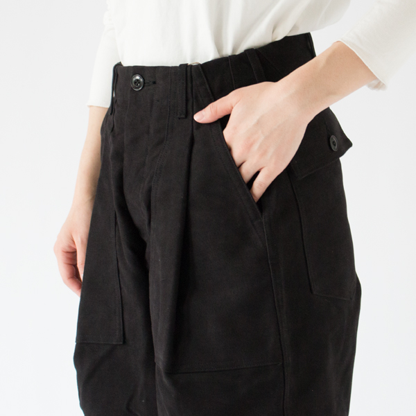 大きめのポケットがデザインのアクセントに(BLACK) 大きめのポケットがデザインのアクセントに(BLACK)