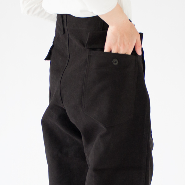 後ろのポケットはフラップ付き(BLACK) 後ろのポケットはフラップ付き(BLACK)