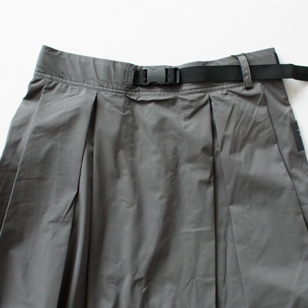 洋服のスカートのような雰囲気を意識して取り入れたタック(GREY)