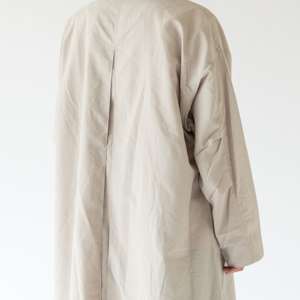 背中はタック付きでゆとりある着心地(サンドベージュ)