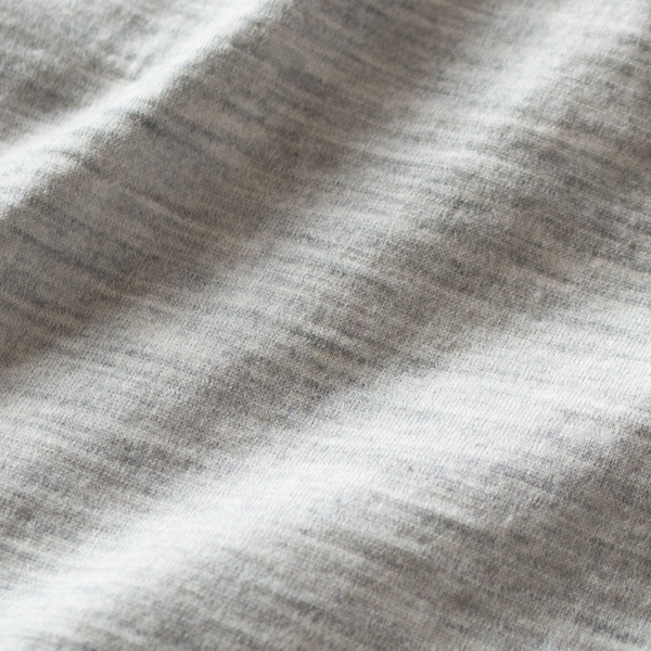 さらりと肌馴染みの良いSuper100'sのウール天竺生地(L.GREY)