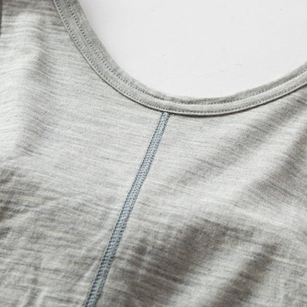 仕立てにもこだわりを詰めた一枚(L.GREY)