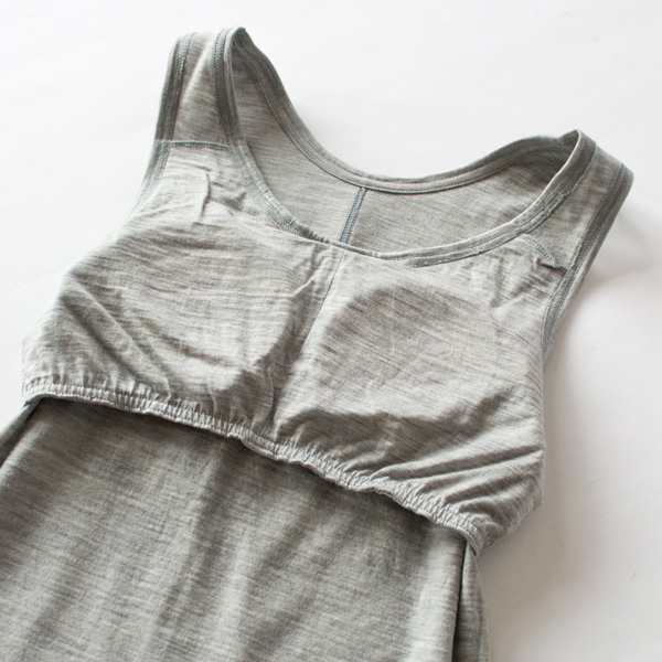 アンダー部分には柔らかいゴムを入れているので、締め付け感なく胸が安定します(L.GREY)