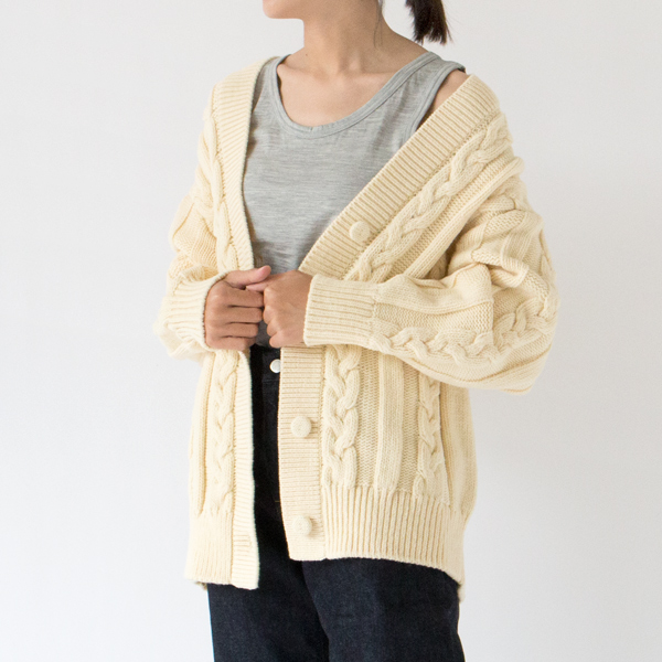 上着をさらりと羽織ってゆったりくつろぐのにぴったり(L.GREY、身長163cm)