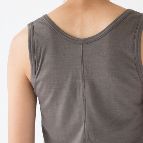 縫い代を外側にして、平たく潰すことで着たときの不快感を解消(KHAKI)