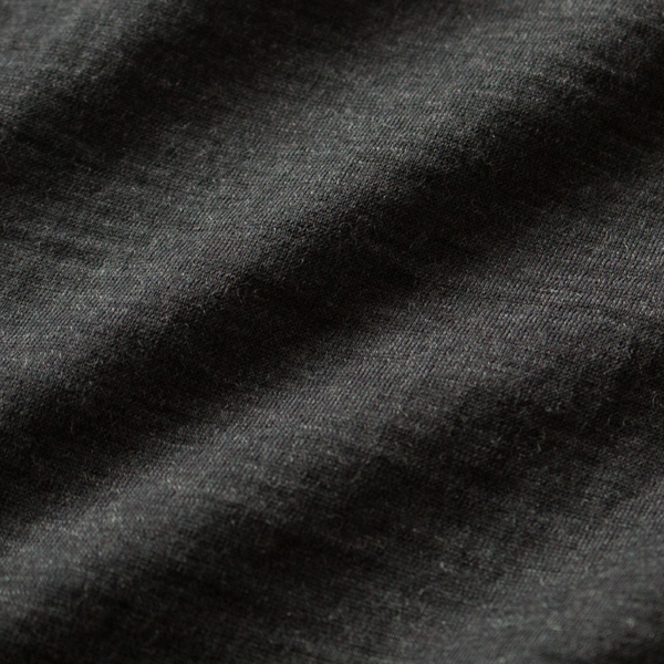 さらりと肌馴染みの良いSuper100'sのウール天竺生地(C.GREY)