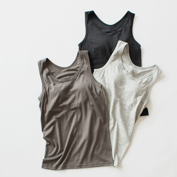 優しく包み込まれるような心地よいタンクトップです