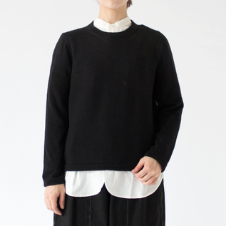 ニットとの重ね着もおすすめです(身長162cm・WHITE S)