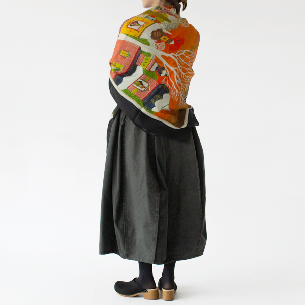 背中がすっぽりと隠れるほどの大きさです(モデル身長162cm) 背中がすっぽりと隠れるほどの大きさです(モデル身長162cm)