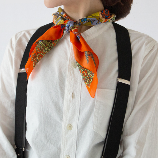 首元にきゅっと巻いたアレンジ(COL 7 ORANGE 、身長162cm) 首元にきゅっと巻いたアレンジ(COL 7 ORANGE 、身長162cm)