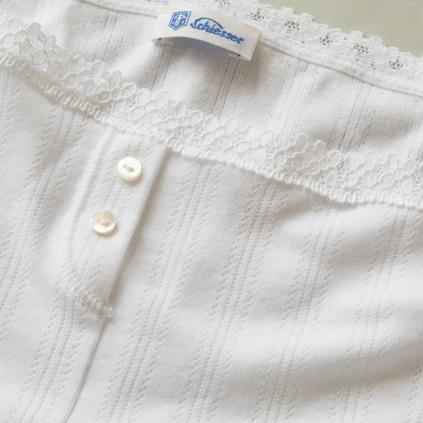 透かし模様の入った美しい生地(WHITE)