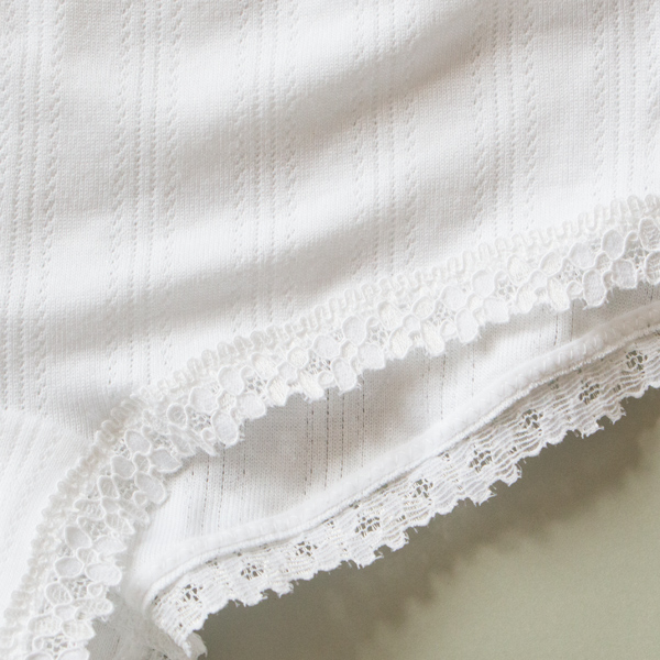 縁取られたレースが愛らしい(WHITE)