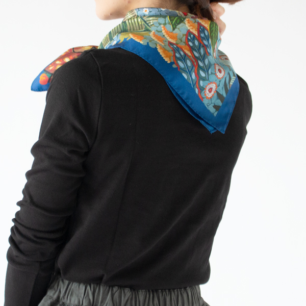 首元に巻いて落ち着いたコーディネートのアクセントに(モデル身長162cm)