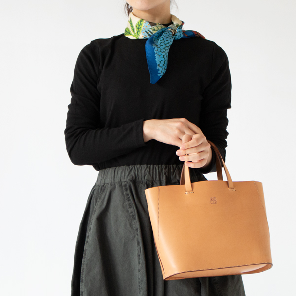 首元に巻いて落ち着いたコーディネートのアクセントに(モデル身長162cm)