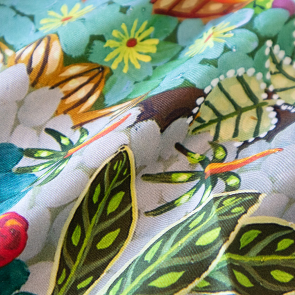 伸縮性があり、シワになりにくいシルクツイル