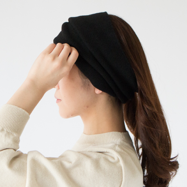 おでこを見せるスタイルも素敵（BLACK）