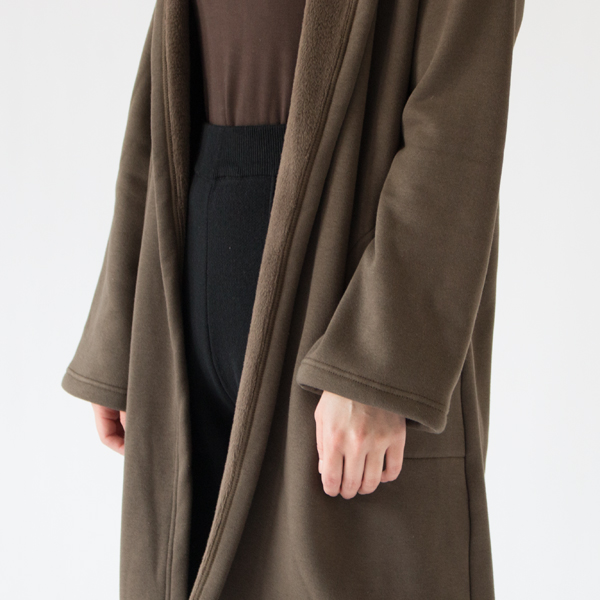 袖口は広めでさらっと羽織りやすくなっています(KHAKI)