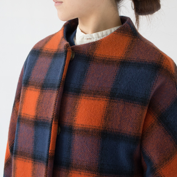 身頃と袖が一体になったラグランスリーブ(ORANGE×NAVY)