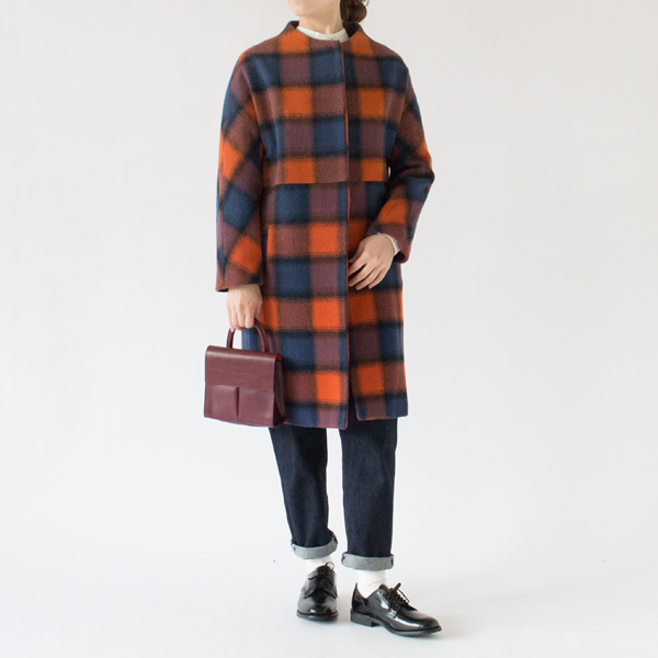 コーディネートしやすいノーカラーのコート(ORANGE×NAVY、身長162cm)