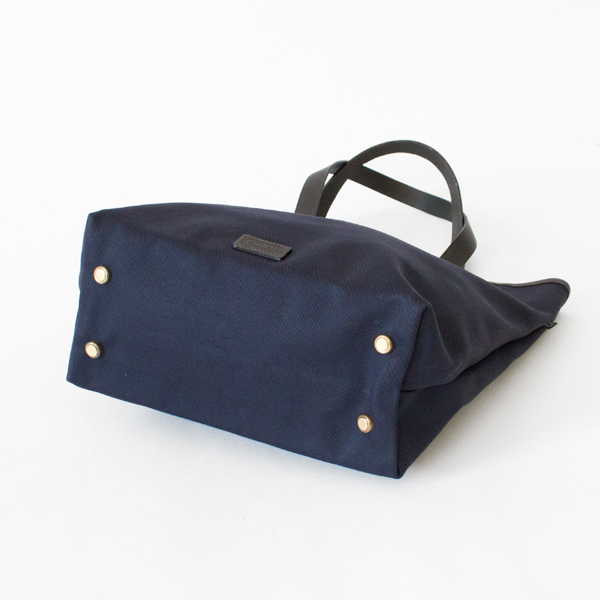 バッグの底に鋲がついているため、床置しやすいです(NAVY)