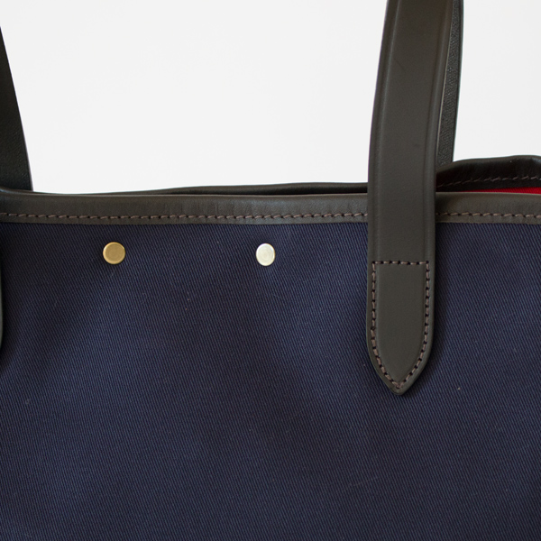 道具としての「美しさ」を感じさせる牛革とコットンキャンバス(NAVY) 道具としての「美しさ」を感じさせる牛革とコットンキャンバス(NAVY)