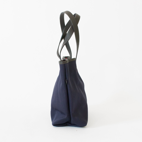 底が深く、マチがついているのでたっぷり収納できます(NAVY) 底が深く、マチがついているのでたっぷり収納できます(NAVY)