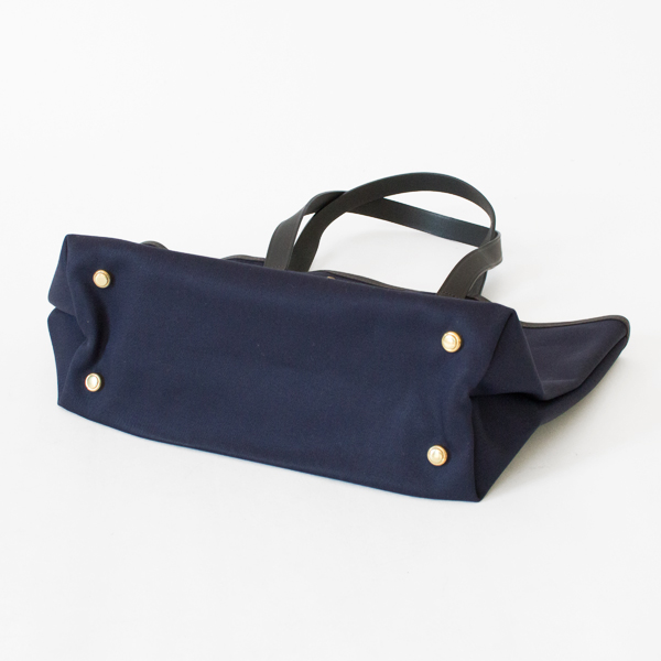 バッグの底に鋲がついているため、床置しやすいです(NAVY) バッグの底に鋲がついているため、床置しやすいです(NAVY)