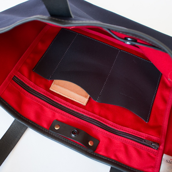 ファスナーポケットの他、スマホが入れられる小ポケットと、ペンなどが入れられるミニポケット(NAVY) ファスナーポケットの他、スマホが入れられる小ポケットと、ペンなどが入れられるミニポケット(NAVY)