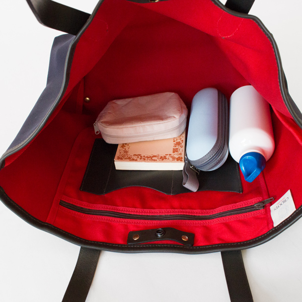 開口部はスナップボタンで留められるので、中のものが広がって見える心配がありません(NAVY) 開口部はスナップボタンで留められるので、中のものが広がって見える心配がありません(NAVY)