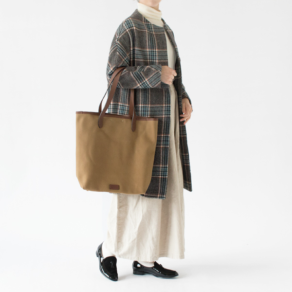 様々なシーンで活躍するトートバッグ(KHAKI、身長162cm)