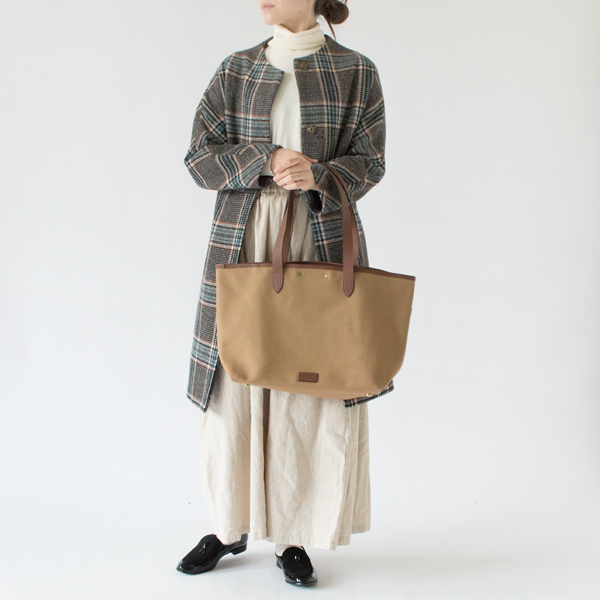 様々なシーンで活躍するトートバッグ(KHAKI、身長162cm) 様々なシーンで活躍するトートバッグ(KHAKI、身長162cm)