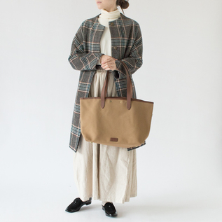 様々なシーンで活躍するトートバッグ(KHAKI、身長162cm) 様々なシーンで活躍するトートバッグ(KHAKI、身長162cm)