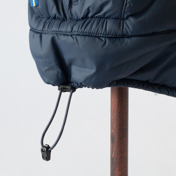 ネックラインにはドローコードが付いています